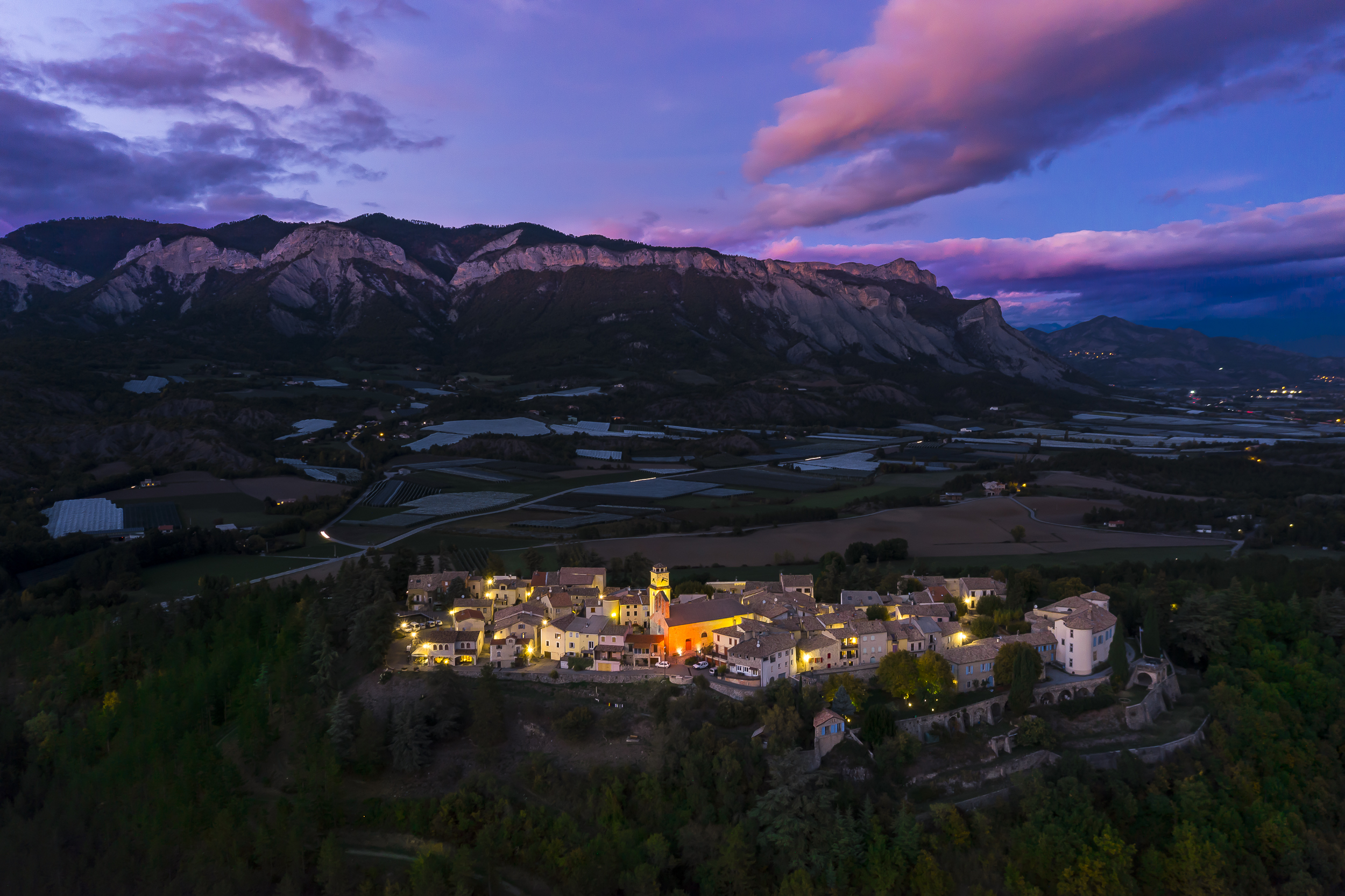 Soleil couchant sur le village de Ventavon et la falaise