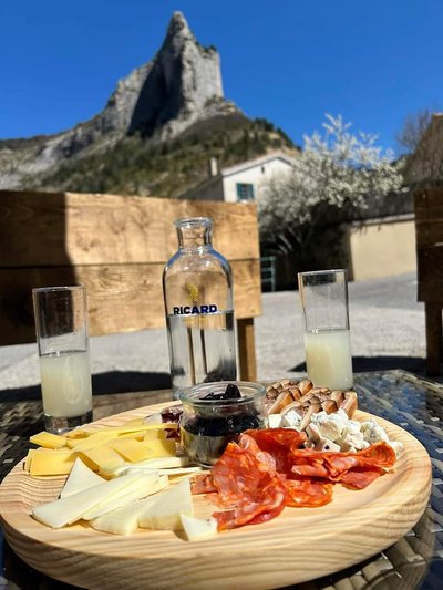 Terrasse avec vue sur les falaises d'Orpierre