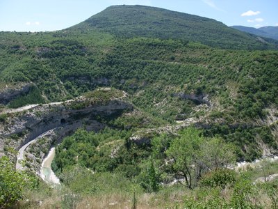 Vue générale du site du Castellac, dans un méandre de la Méouge