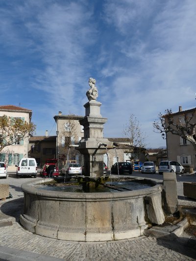 La fontaine depuis le sud