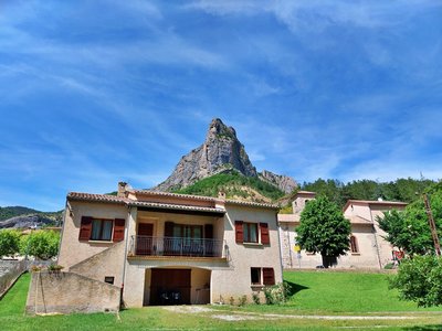 La maison, au cœur du village, à deux pas des falaises !