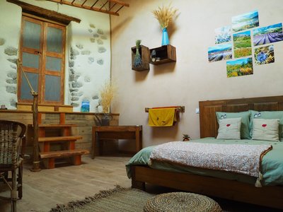 Chambre de la Grange Izon Nature, hébergements et table d'hôtes insolites dans la Drôme provençale