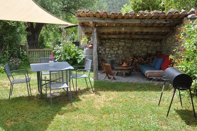 Gîte du Lapin Voyageur le jardin privatif et son appentis