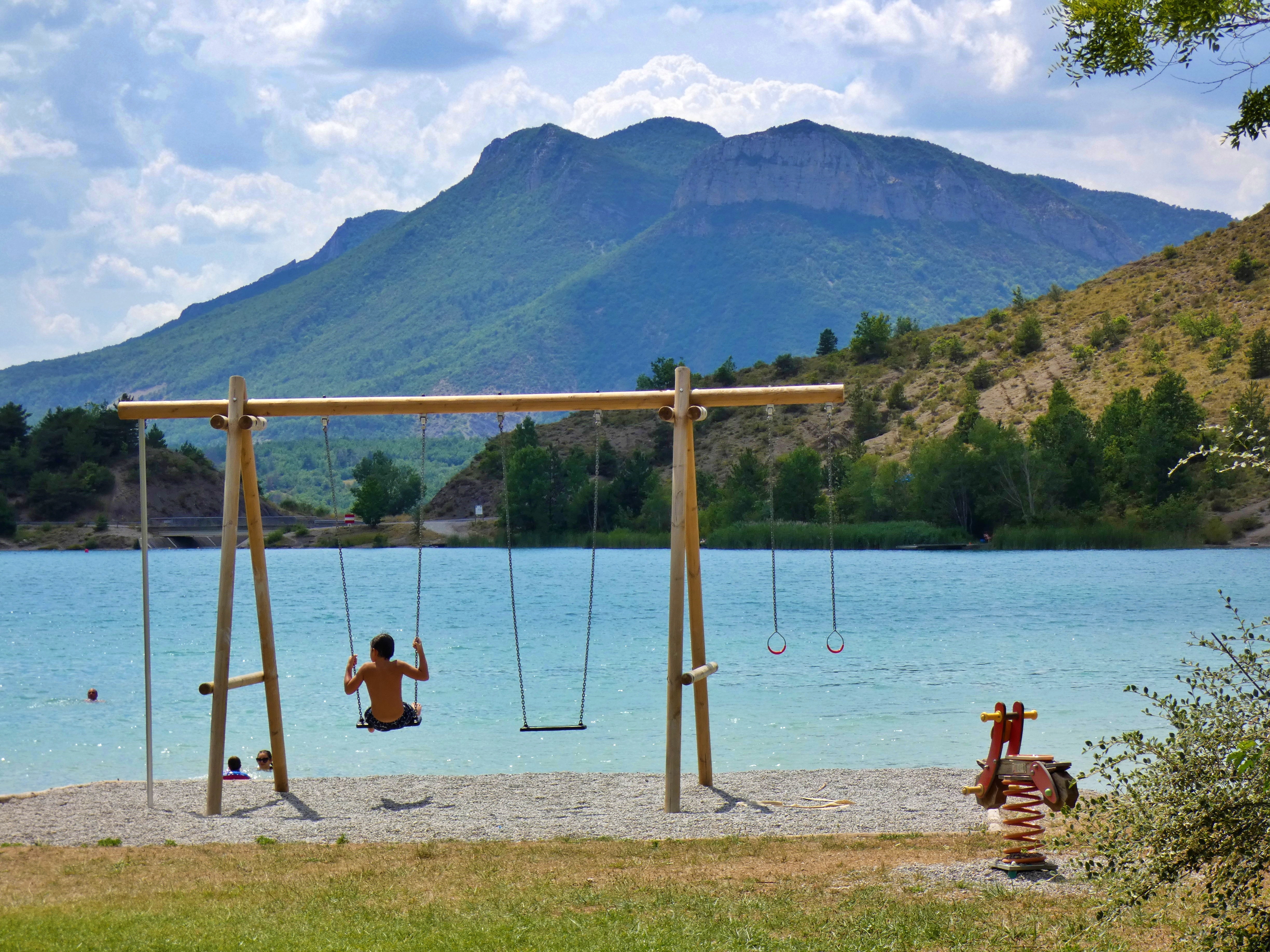Aire de jeux et pique-nique du plan d'eau du Riou_Garde-Colombe