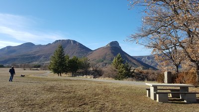 Table de pique nique de Lagrand avec vue sur le Montgarde