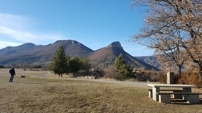 Table de pique nique de Lagrand avec vue sur le Montgarde