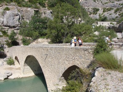 Pont médiéval de Châteauneuf-de-Chabre