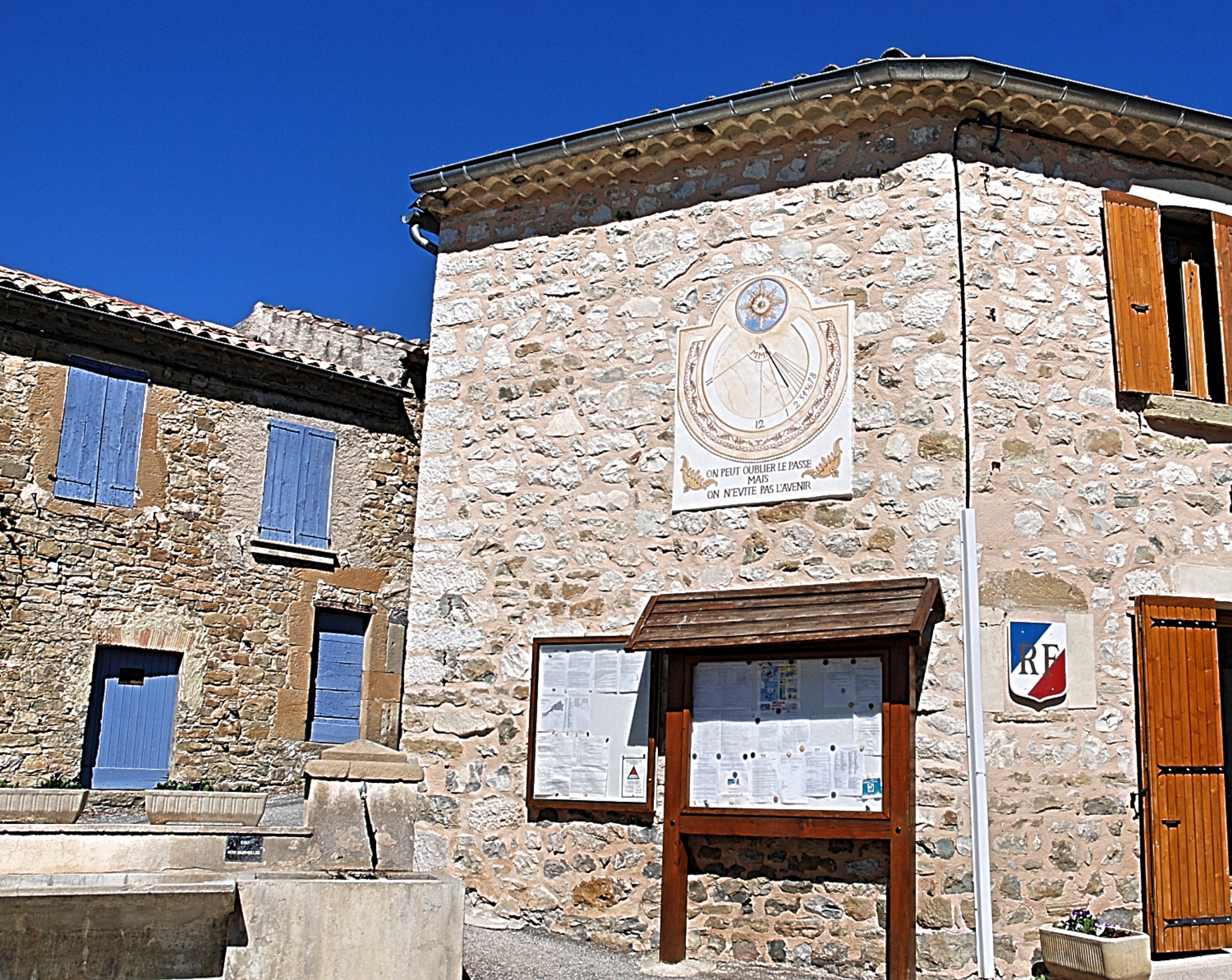 Cadran solaire situé sur la façade de la Mairie de Montmorin à Valdoule