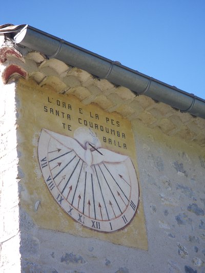 Cadran solaire sur l'église du village