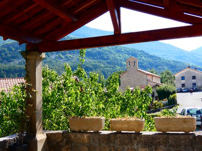 L'église depuis un des lavoirs du village