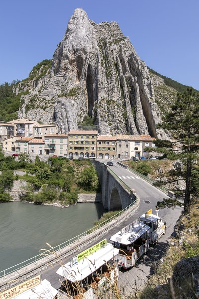Sisteron, le petit train sur le pont de la Baume