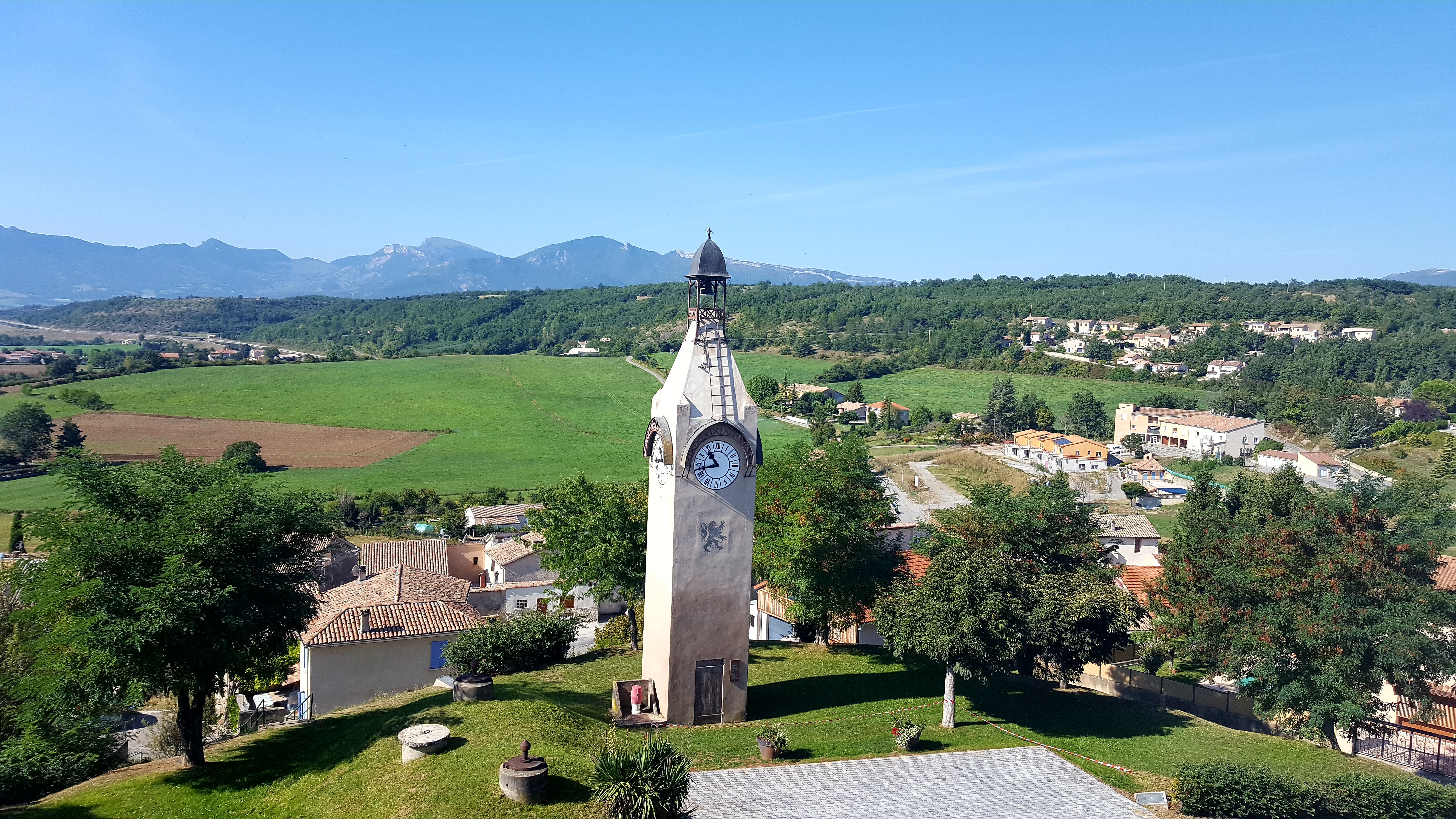 L'horloge domine la vallée de la Durance