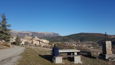 L'aire de pique nique sud avec vue sur Lagrand et la vallée du Céans