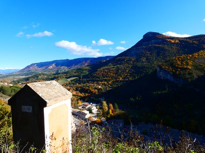 L'oratoire du Gros Doigt domine le villaged'Orpeirre