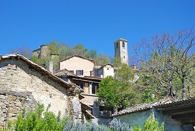 Le village dominé par le beffroi