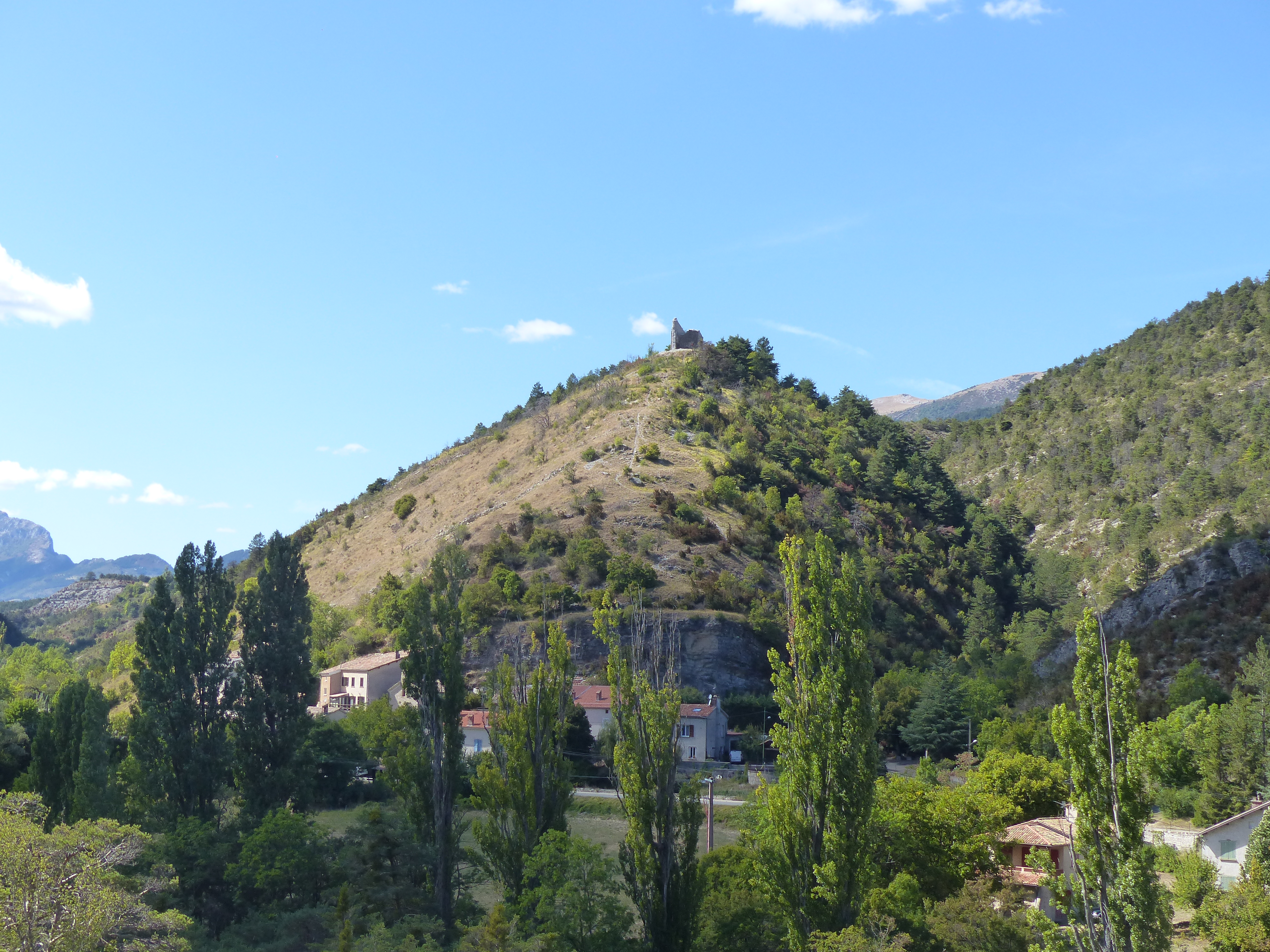 La tour pentagonale surplombe le village