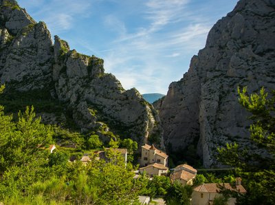 Le village de Sigottier et ses falaises