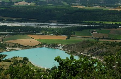 Le plan d'eau du Riou depuis les hauteurs