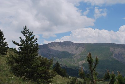 Vue sur le massif des Monges depuis le sentier