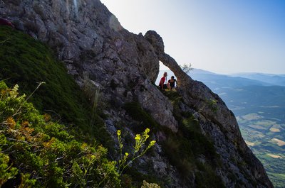 Randonneurs sur l'Arche de Maraysse