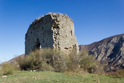 Au pied de la tour de Melve