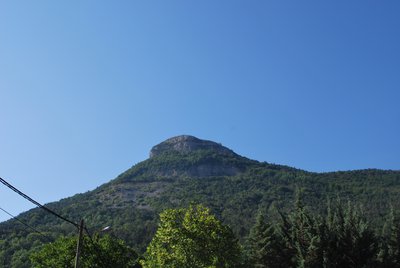 Le Rocher de Saint-Michel vu depuis le village d'Orpierre