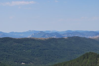 Le versant sud de Saint-Genis et les reliefs au loin