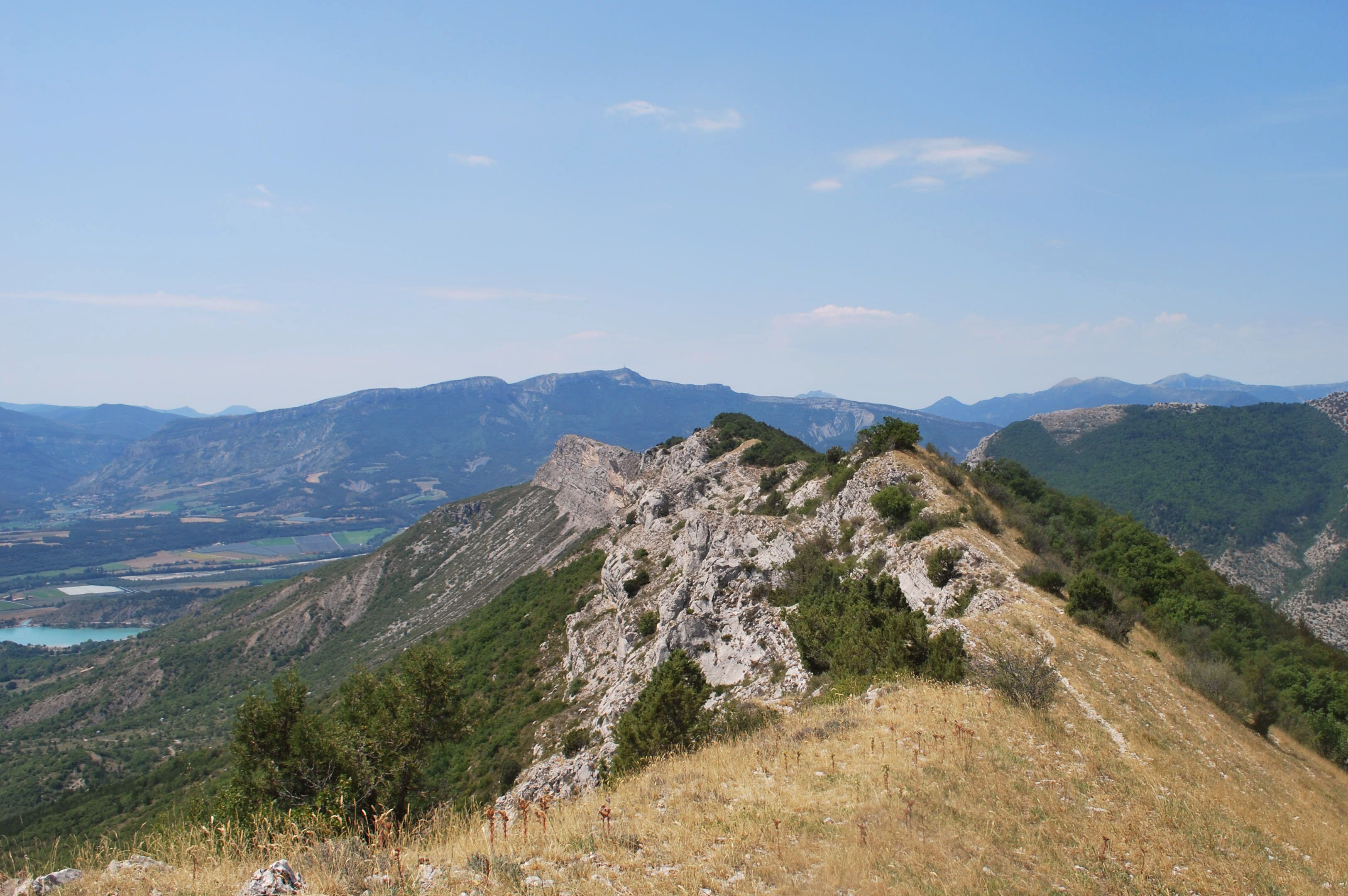 Point de vue sur les crêtes et le plan d'eau du Riou