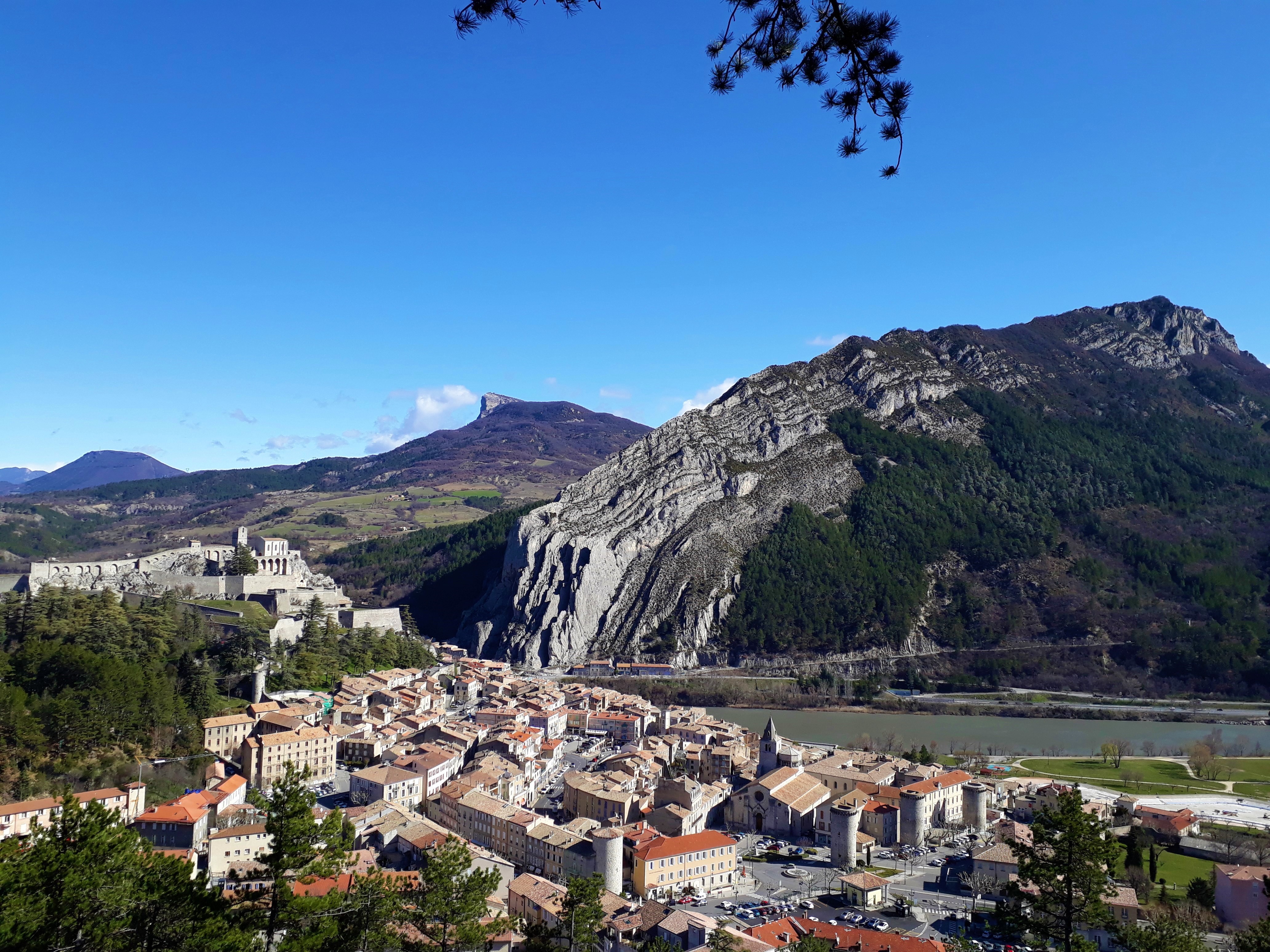 Le sentier surplombe Sisteron