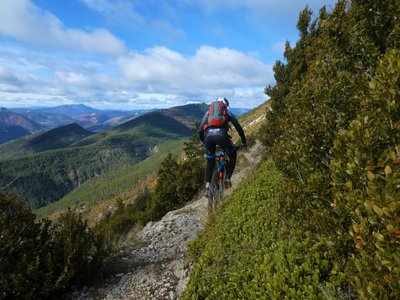 Sentier étroit et panoramique