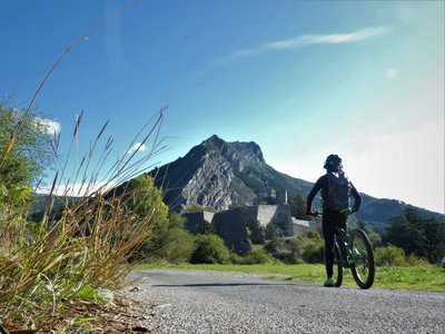 Pédalage face à la citadelle de Sisteron